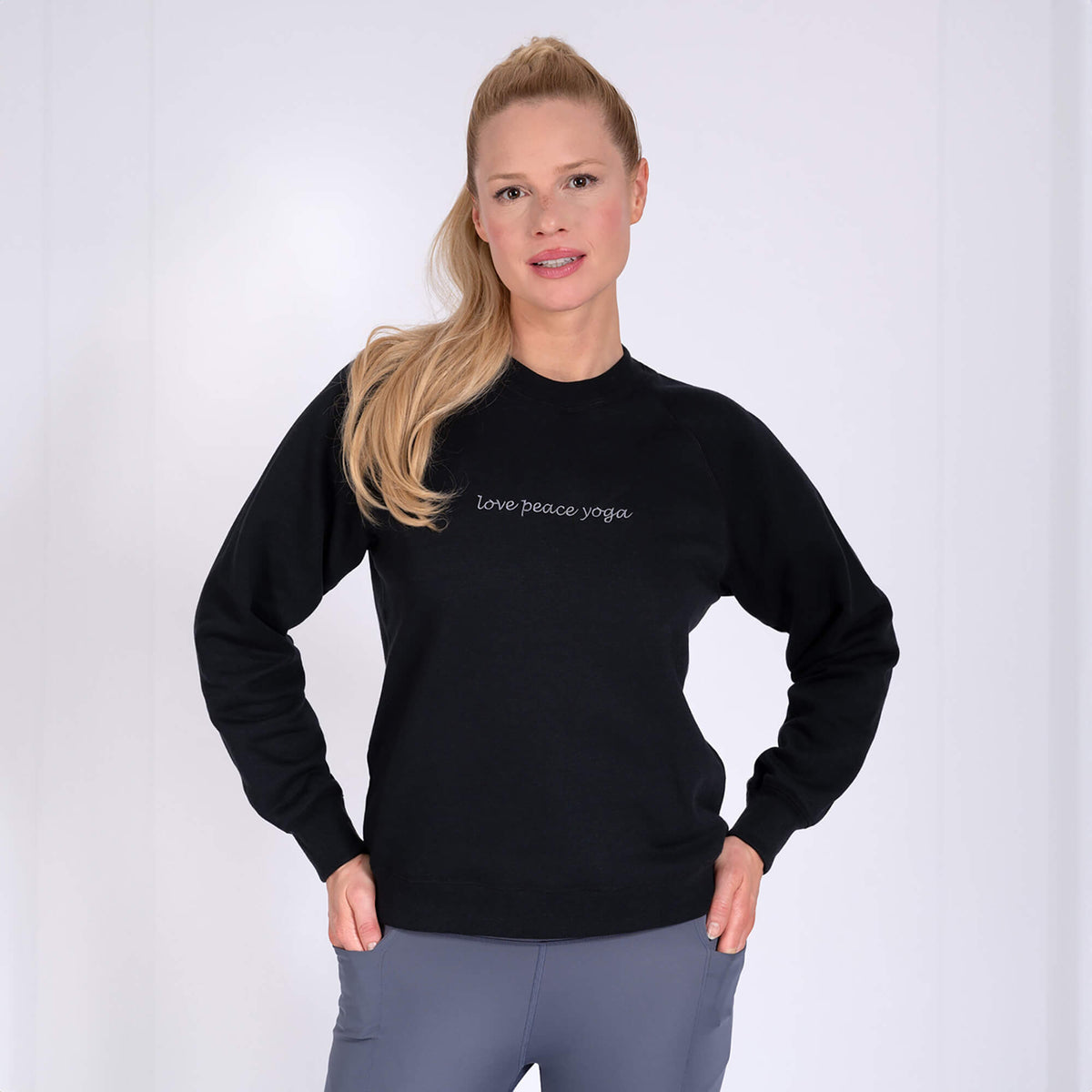 Sweater Bella - Black mit Love Peace Yoga