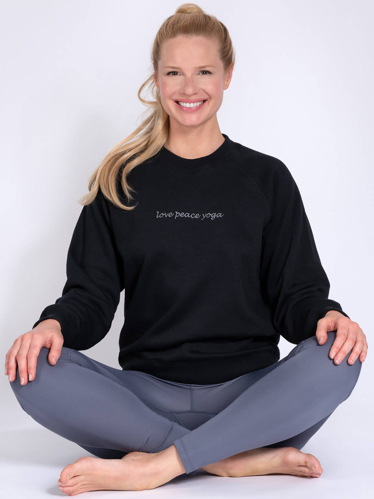 Sweater Bella - Black mit Love Peace Yoga